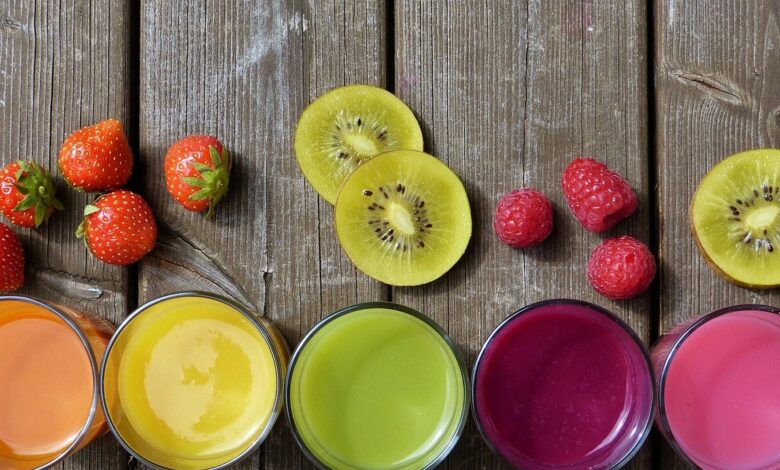 Fruits découpés et jus posés sur une table