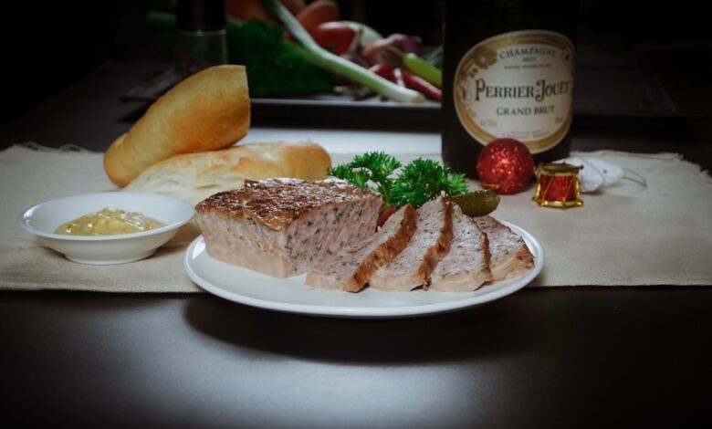 Foie gras sur une table dressée